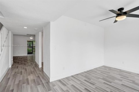 Townhouse in Lauderhill, Florida 3 bedrooms, 147.71 sq.m. № 1943581 - photo 8