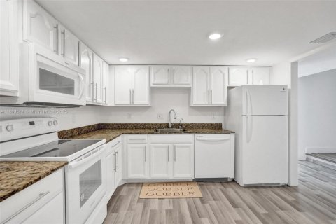 Townhouse in Lauderhill, Florida 3 bedrooms, 147.71 sq.m. № 1943581 - photo 14