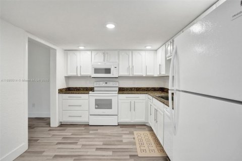Townhouse in Lauderhill, Florida 3 bedrooms, 147.71 sq.m. № 1943581 - photo 13