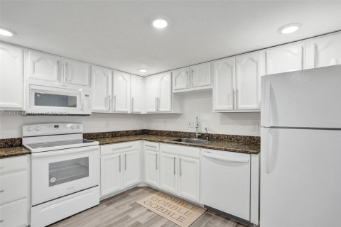 Townhouse in Lauderhill, Florida 3 bedrooms, 147.71 sq.m. № 1943581 - photo 15