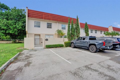 Townhouse in Lauderhill, Florida 3 bedrooms, 147.71 sq.m. № 1943581 - photo 3