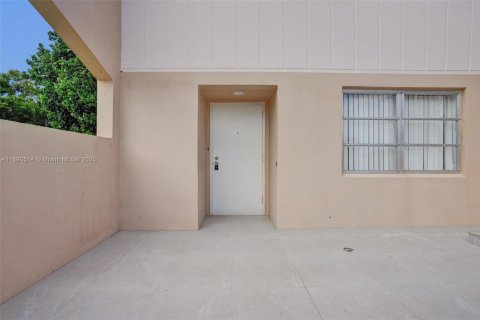 Townhouse in Lauderhill, Florida 3 bedrooms, 147.71 sq.m. № 1943581 - photo 4