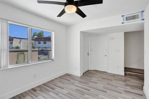 Townhouse in Lauderhill, Florida 3 bedrooms, 147.71 sq.m. № 1943581 - photo 6