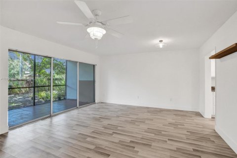 Townhouse in Lauderhill, Florida 3 bedrooms, 147.71 sq.m. № 1943581 - photo 18
