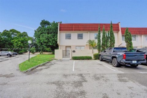 Townhouse in Lauderhill, Florida 3 bedrooms, 147.71 sq.m. № 1943581 - photo 1