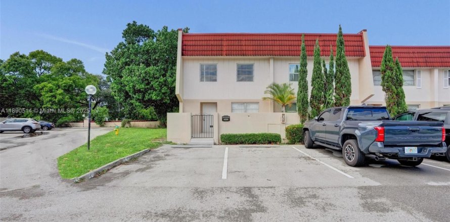 Townhouse in Lauderhill, Florida 3 bedrooms, 147.71 sq.m. № 1943581