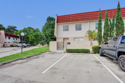 Townhouse in Lauderhill, Florida 3 bedrooms, 147.71 sq.m. № 1943581 - photo 2