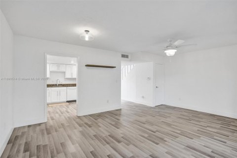 Townhouse in Lauderhill, Florida 3 bedrooms, 147.71 sq.m. № 1943581 - photo 17