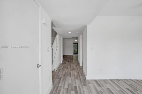 Townhouse in Lauderhill, Florida 3 bedrooms, 147.71 sq.m. № 1943581 - photo 11
