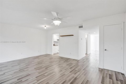 Townhouse in Lauderhill, Florida 3 bedrooms, 147.71 sq.m. № 1943581 - photo 16