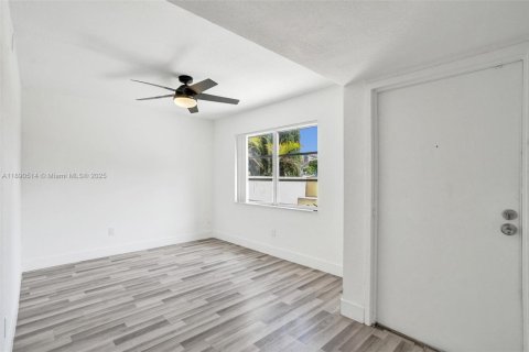 Townhouse in Lauderhill, Florida 3 bedrooms, 147.71 sq.m. № 1943581 - photo 7