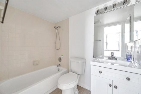 Condo in Clearwater, Florida, 2 bedrooms  № 1805255 - photo 19