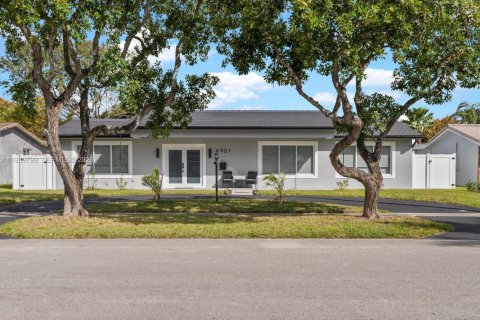 Villa ou maison à vendre à Hollywood, Floride: 4 chambres, 175.59 m2 № 2053870 - photo 1