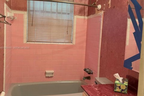 House in Miami Gardens, Florida 3 bedrooms, 151.9 sq.m. № 1992361 - photo 7