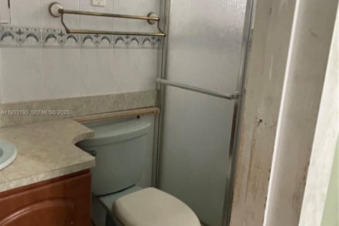 House in Miami Gardens, Florida 3 bedrooms, 151.9 sq.m. № 1992361 - photo 11