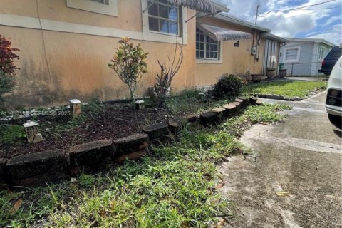 House in Miami Gardens, Florida 3 bedrooms, 151.9 sq.m. № 1992361 - photo 1