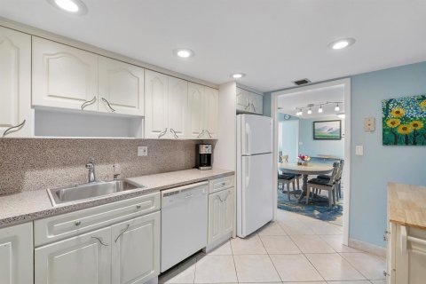 Condo in Coral Springs, Florida, 2 bedrooms  № 2249469 - photo 22