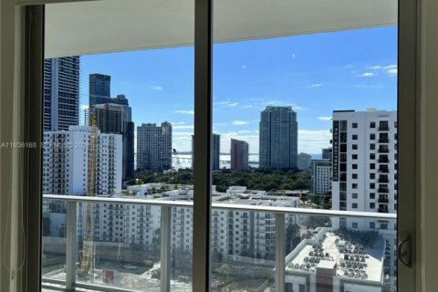 Condominio en alquiler en Miami, Florida, 1 dormitorio, 67.91 m2 № 1996225 - foto 2