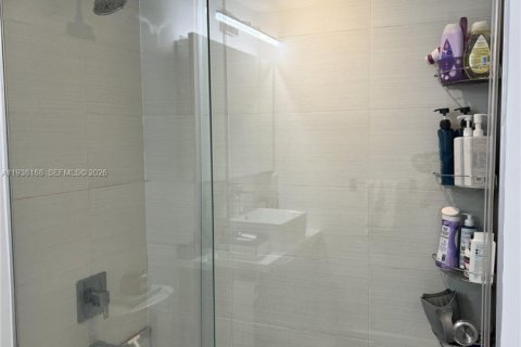 Condominio en alquiler en Miami, Florida, 1 dormitorio, 67.91 m2 № 1996225 - foto 8