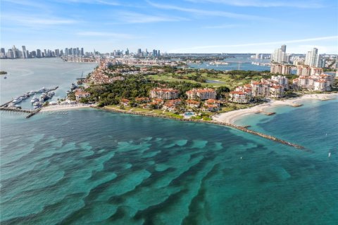 Снять в аренду кондоминиум в Майами-Бич, Флорида 3 спальни, 170.75м2, № 1961562 - фото 1