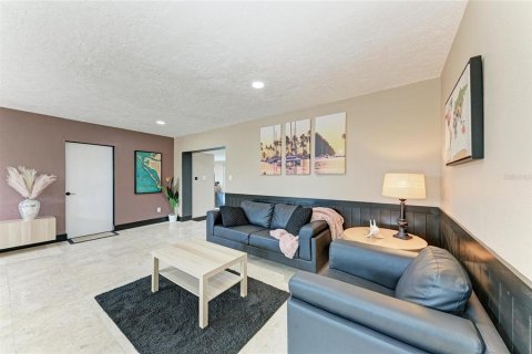 Villa ou maison à vendre à Bradenton, Floride: 5 chambres, 232.26 m2 № 2391082 - photo 12