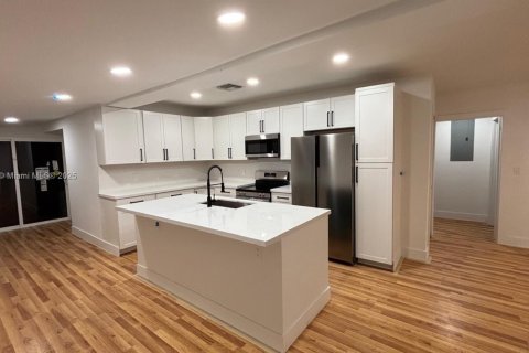Commercial property in Miami, Florida 196.95 sq.m. № 1756068 - photo 1