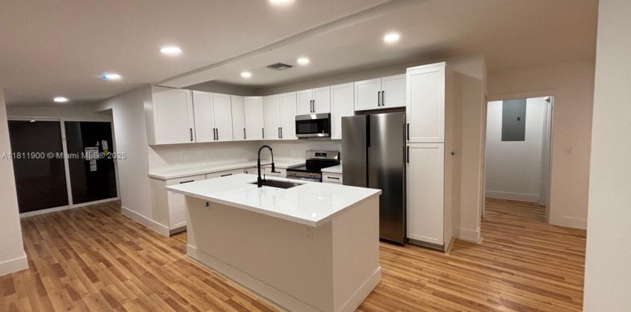 Commercial property in Miami, Florida 196.95 sq.m. № 1756068