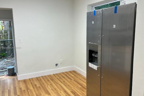 Commercial property in Miami, Florida 196.95 sq.m. № 1756068 - photo 16