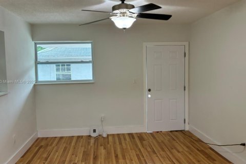 Commercial property in Miami, Florida 196.95 sq.m. № 1756068 - photo 11