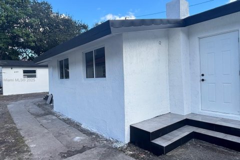 Commercial property in Miami, Florida 196.95 sq.m. № 1756068 - photo 6