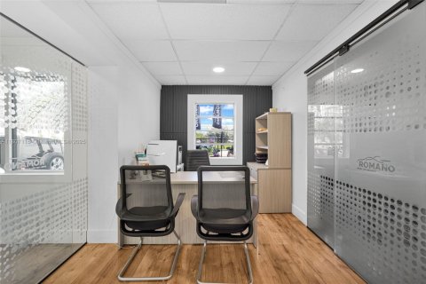 Propiedad comercial en venta en Miami, Florida № 1864686 - foto 6