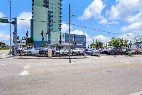 Propiedad comercial en venta en Miami, Florida № 1864686 - foto 3