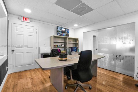 Propiedad comercial en venta en Miami, Florida № 1864686 - foto 8