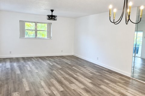 Condo in Lauderhill, Florida, 2 bedrooms  № 2387168 - photo 6