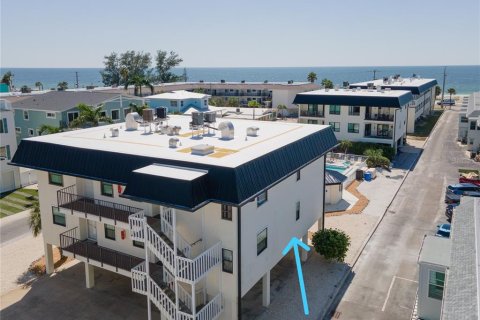 Condo in Bradenton Beach, Florida, 2 bedrooms  № 1913303 - photo 1
