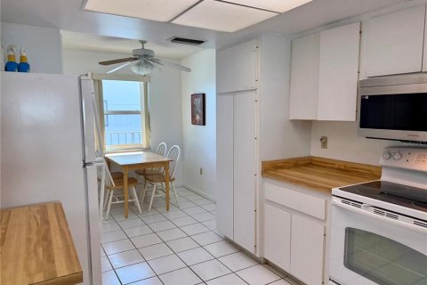 Condo in Bradenton Beach, Florida, 2 bedrooms  № 1913303 - photo 10