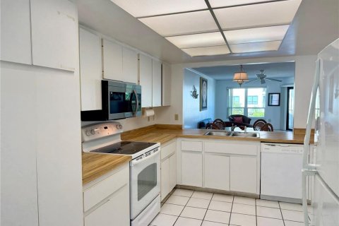 Condo in Bradenton Beach, Florida, 2 bedrooms  № 1913303 - photo 9