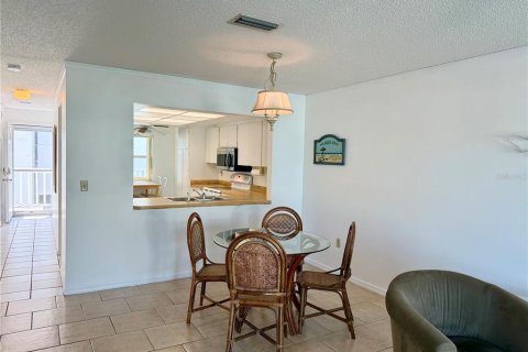 Condo in Bradenton Beach, Florida, 2 bedrooms  № 1913303 - photo 8