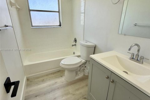 House in North Lauderdale, Florida 3 bedrooms, 106.84 sq.m. № 2043950 - photo 12