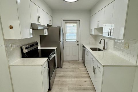 House in North Lauderdale, Florida 3 bedrooms, 106.84 sq.m. № 2043950