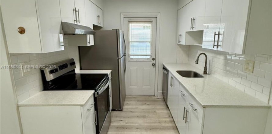 House in North Lauderdale, Florida 3 bedrooms, 106.84 sq.m. № 2043950