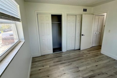 House in North Lauderdale, Florida 3 bedrooms, 106.84 sq.m. № 2043950 - photo 9