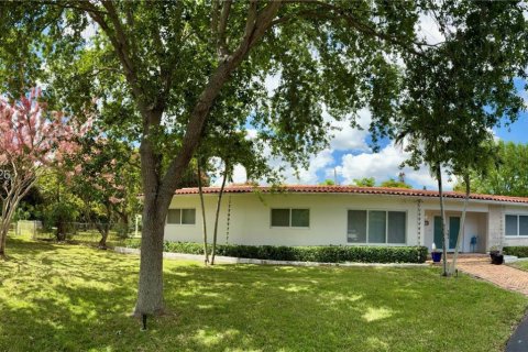 Дом в Майами, Флорида 4 спальни, 227.8м2 № 2048676