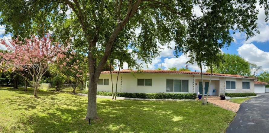 Дом в Майами, Флорида 4 спальни, 227.8м2 № 2048676