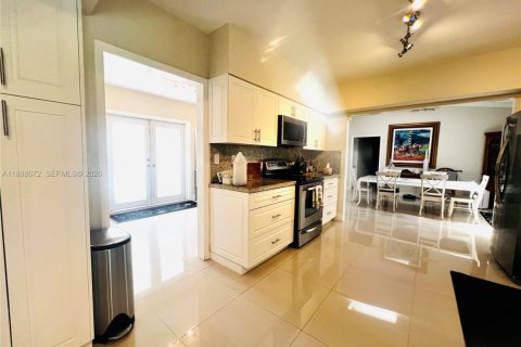 Купить виллу или дом в Майами, Флорида 4 спальни, 227.8м2, № 2048676 - фото 23