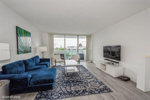 Condominio en Miami Beach, Florida, 1 dormitorio  № 2029416