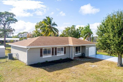 Villa ou maison à vendre à Port St. Lucie, Floride: 5 chambres, 161.09 m2 № 2083086 - photo 2