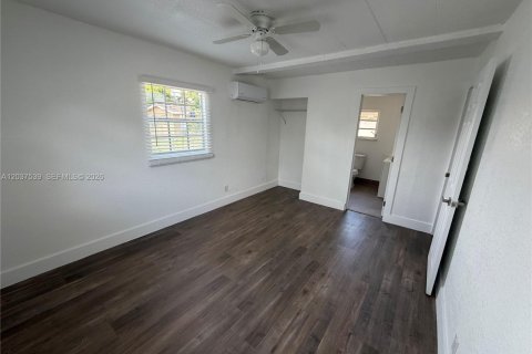 House in Fort Lauderdale, Florida 5 bedrooms, 132.48 sq.m. № 2154362 - photo 23