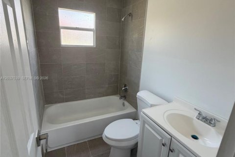 House in Fort Lauderdale, Florida 5 bedrooms, 132.48 sq.m. № 2154362 - photo 19