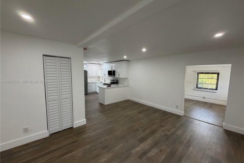 House in Fort Lauderdale, Florida 5 bedrooms, 132.48 sq.m. № 2154362 - photo 7